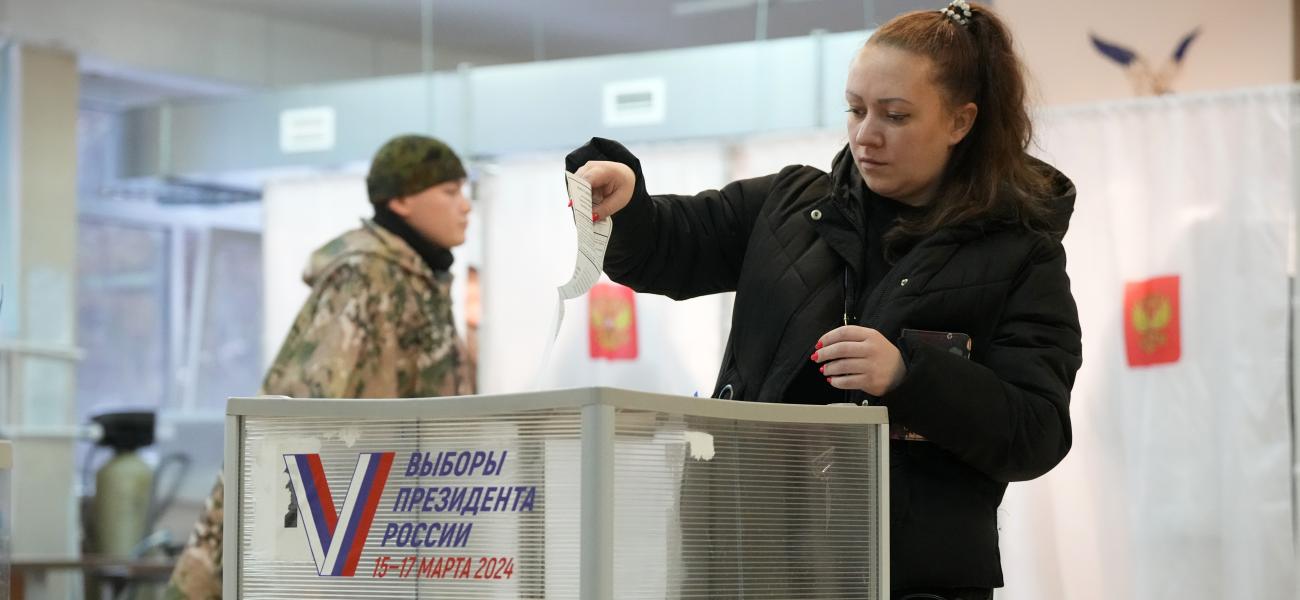 Russians voting
