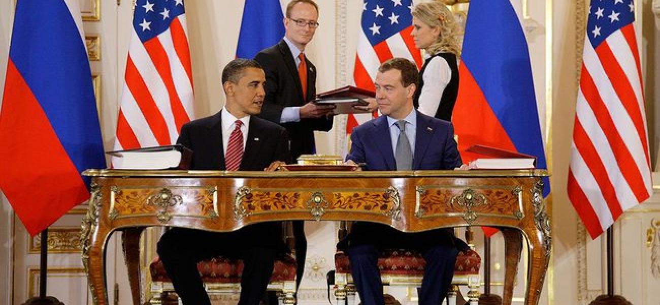 Barack Obama and Dmitry Medvedev sign New START.