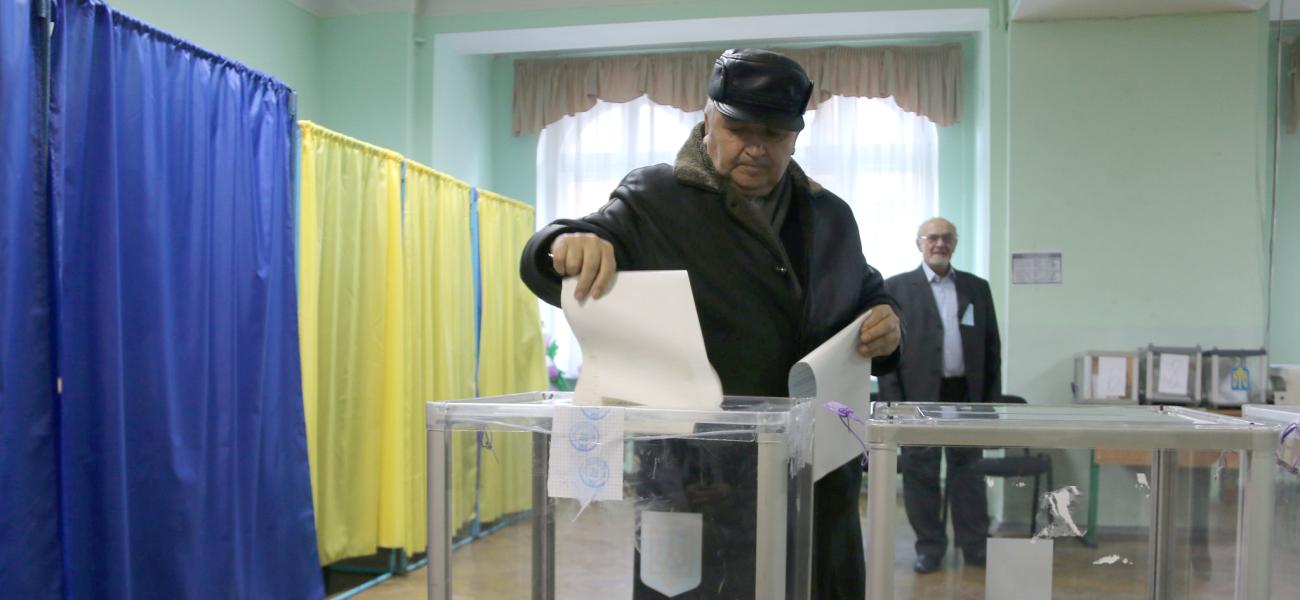 A Ukrainian voter in 2014.
